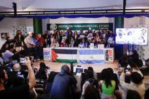 Representantes de distintas organizaciones, incluidas Abuelas y Madres de Plaza de Mayo, participan en una rueda de prensa este 6 de octubre de 2025, en Buenos Aires (Argentina). EFE/ Juan Ignacio Roncoroni