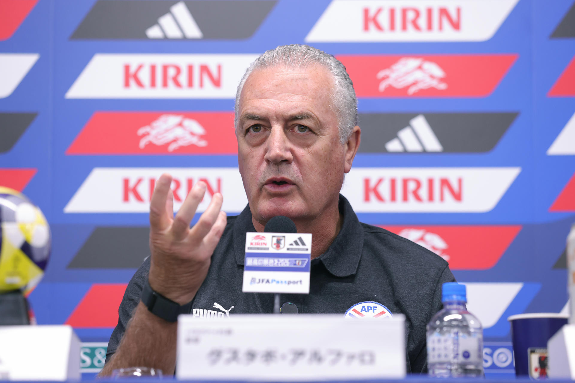 Fotografía cedida por la Asociación Paraguaya de Fútbol (AFP) del seleccionador de Paraguay, Gustavo Alfaro, durante una rueda de prensa este jueves en Osaka (Japón). EFE/Asociación Paraguaya de Fútbol