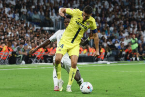 El centrocampista del Villarreal Santi Comesaña (d) juega un balón ante Vinicius Junior, del Real Madrid, durante el partido de LaLiga de fútbol que Real Madrid y Villarreal disputaron en el estadio Santiago Bernabéu. EFE/Guillén
