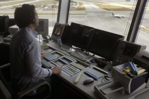 Imagen de archivo de un controlador aéreo en plena faena en la torre de control del aeropuerto Adolfo Suárez  Madrid-Barajas. EFE/Paco Campos