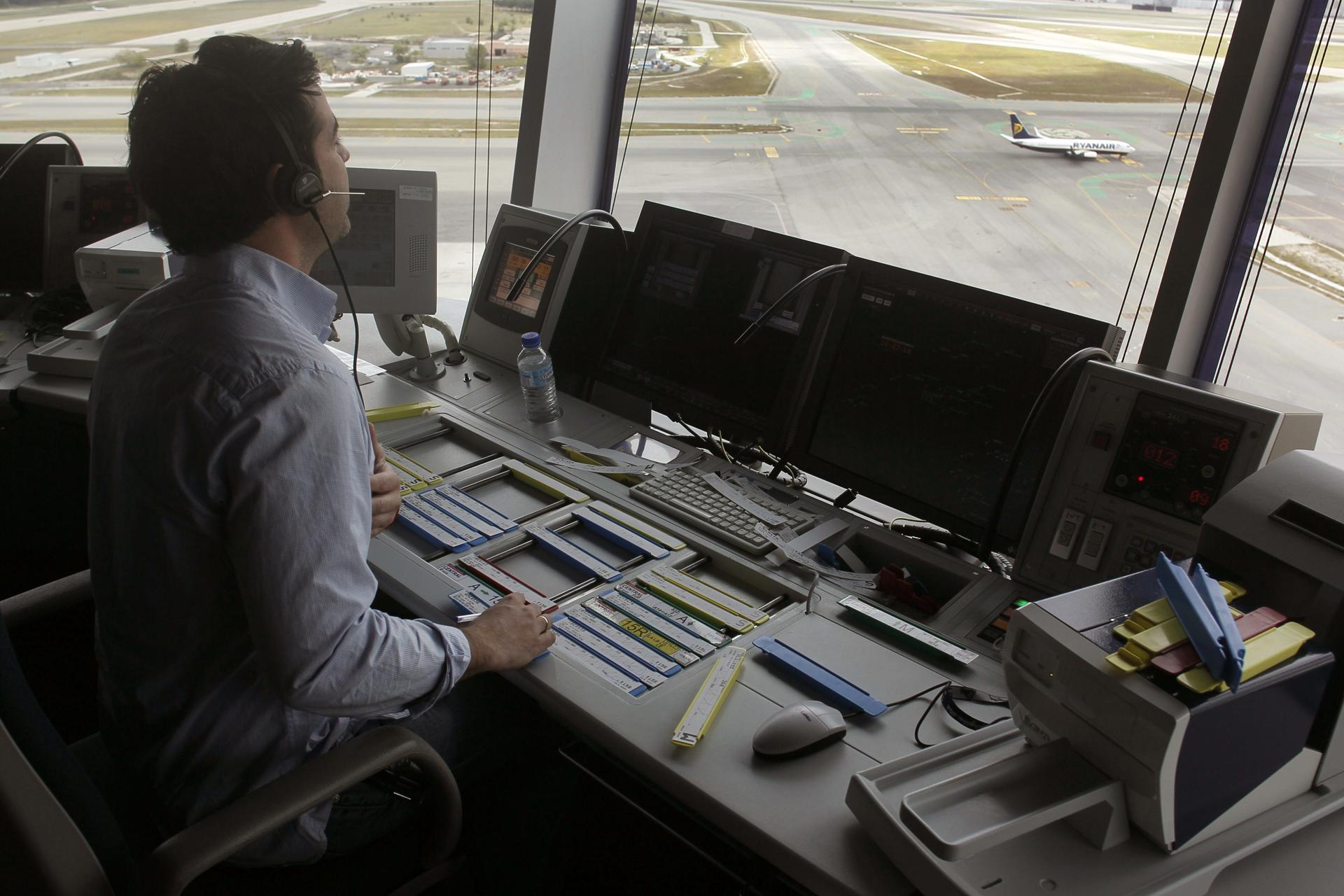 Imagen de archivo de un controlador aéreo en plena faena en la torre de control del aeropuerto Adolfo Suárez  Madrid-Barajas. EFE/Paco Campos