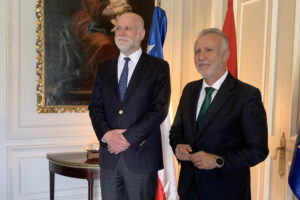 El ministro del Interior de Chile, Álvaro Elizalde (i), posa junto al ministro de Memoria Democrática de España, Ángel Víctor Torres, durante una reunión este viernes en Santiago (Chile). EFE/ Javier Martin