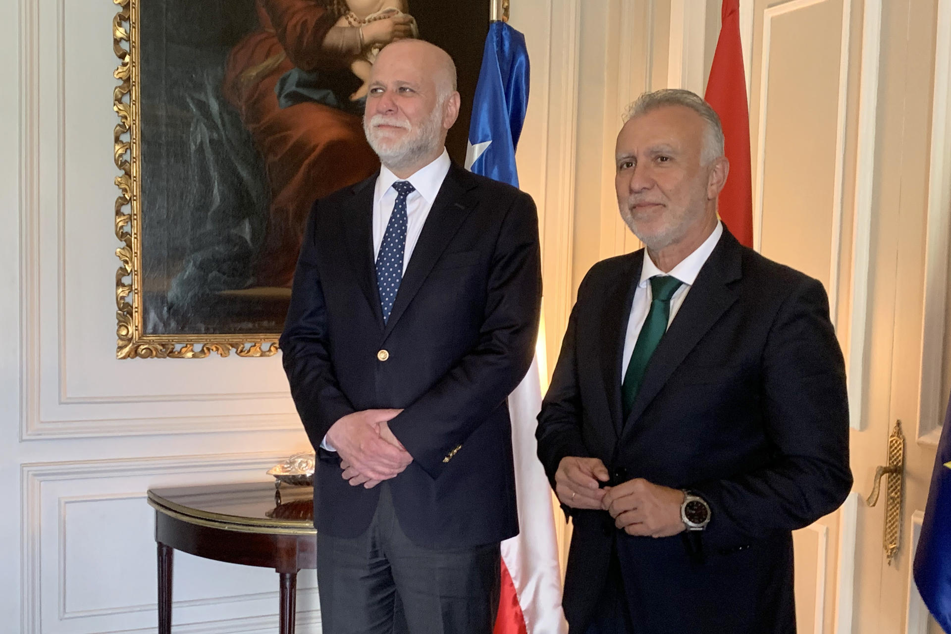 El ministro del Interior de Chile, Álvaro Elizalde (i), posa junto al ministro de Memoria Democrática de España, Ángel Víctor Torres, durante una reunión este viernes en Santiago (Chile). EFE/ Javier Martin