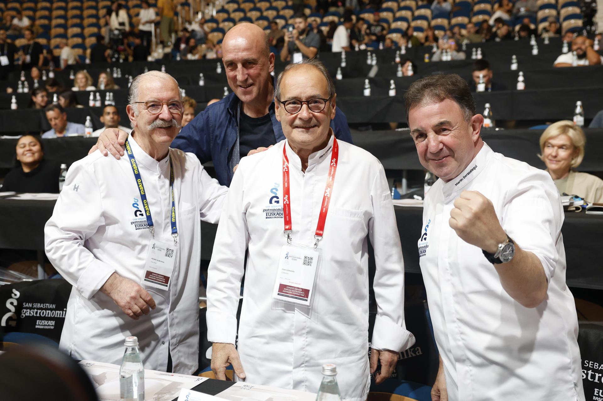 Los cocineros, Martin Berasategui (d), y Hilario Arbelaitz (2d), Aitor Arregi (2i), y Pedro Subijana (i), durante el acto de inauguración del congreso San Sebastián Gastronomika, el decano de los grandes congresos de gastronomía, celebra su 27 edición en la que rinde homenaje al mar y a la tradición y reúne a grandes 'gurús' de la cocina mundial, entre ellos el peruano Mitsuharu Tsumura y el nuevo triestrellado Aitor Zabala. EFE/Juan Herrero.
