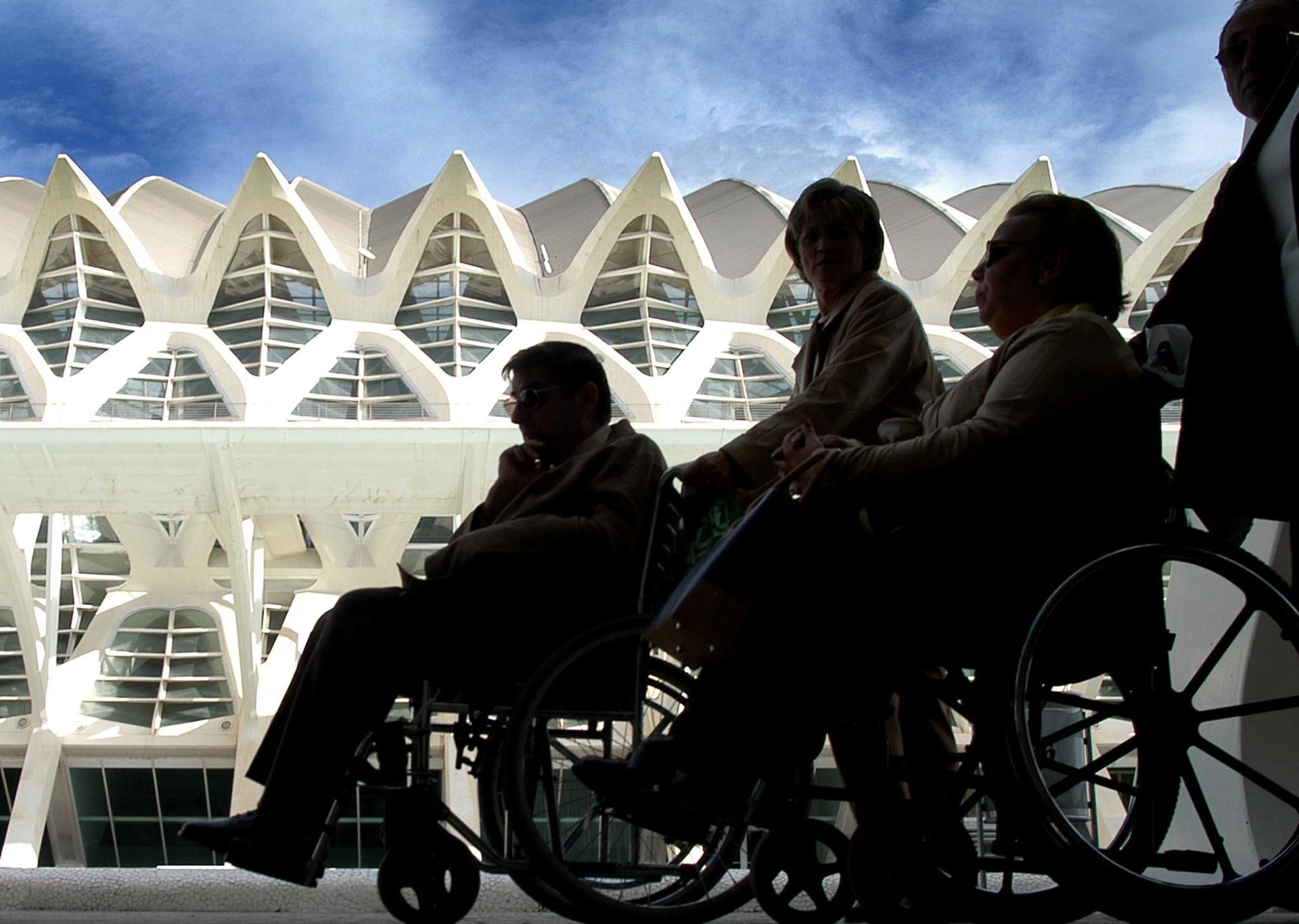 Varios discapacitados acuden a la celebración del año europeo de los discapacitados, que ha tenido lugar en la Ciudad de las Artes y de las Ciencias de Valencia. EFE/Kai Försterling.