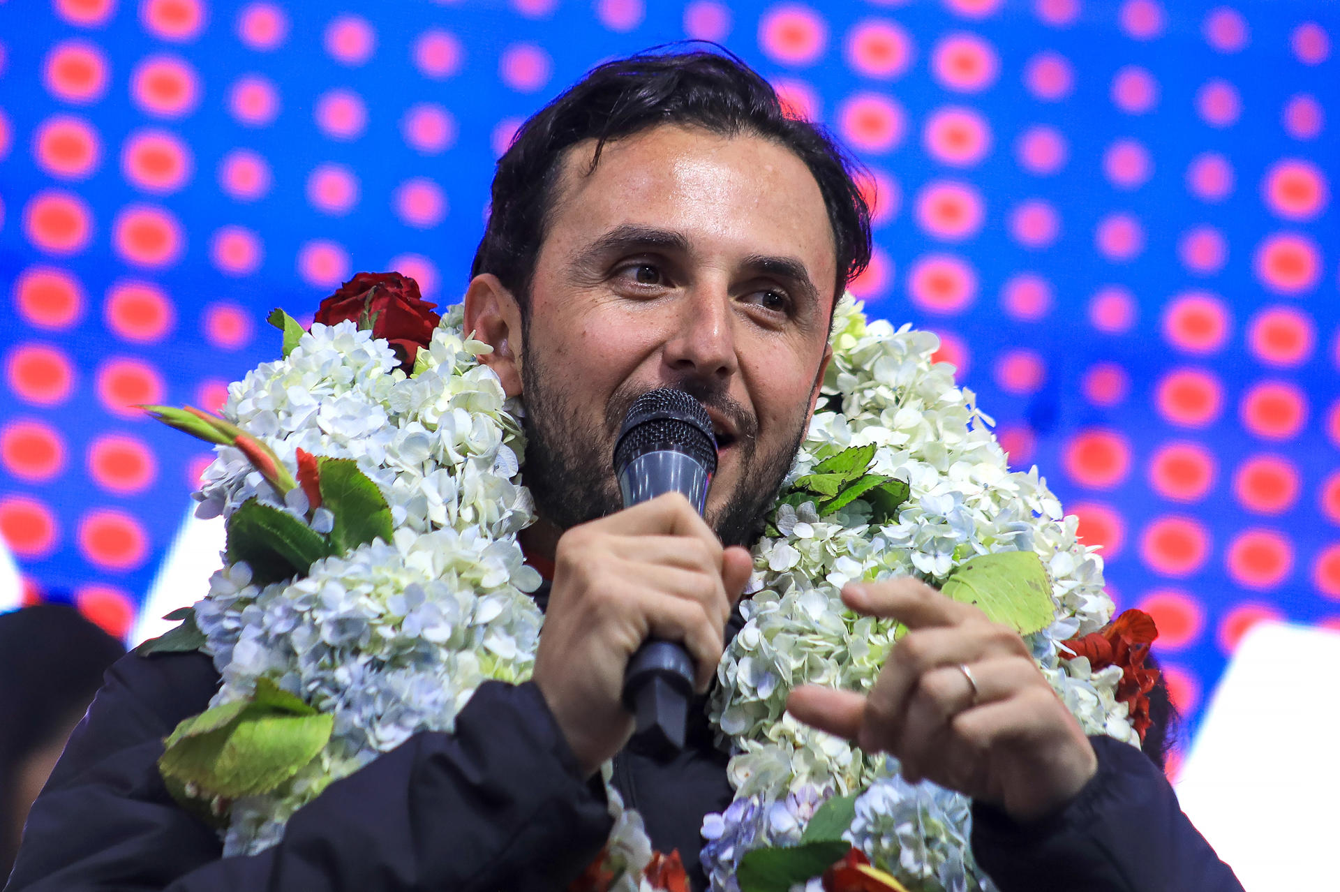 El candidato a la vicepresidencia de Bolivia por la Alianza Libre, Juan Pablo Velasco, al intervenir este jueves, 9 de octubre, en un acto de campaña, en El Alto (Bolivia). EFE/Gabriel Márquez
