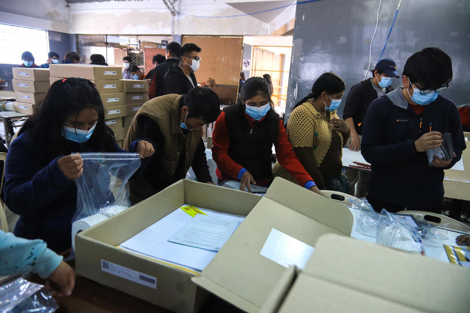 Trabajadores del Tribunal Electoral Departamental (TED) preparan el material electoral este miércoles, en la Paz (Bolivia). EFE/ Gabriel Márquez