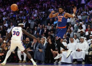 El jugador de los New York Knicks Karl-Anthony Towns (d) y Adem Bona, de los Philadelphia 76ers, durante el partido amistoso qie jha jugado en Abu Dabi, Emiratos Árabes Unidos. EFE/EPA/ALI HAIDER