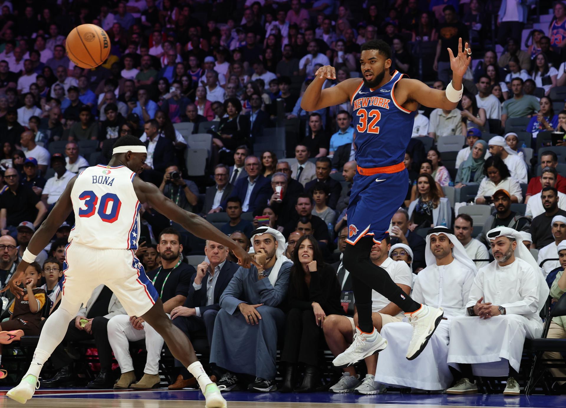 El jugador de los New York Knicks Karl-Anthony Towns (d) y Adem Bona, de los Philadelphia 76ers, durante el partido amistoso qie jha jugado en Abu Dabi, Emiratos Árabes Unidos. EFE/EPA/ALI HAIDER