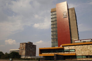 Fotografía de archivo fechada que muestra la Biblioteca Central y Torre de Rectoría de la Universidad Nacional Autónoma de México (UNAM), en la Ciudad de México (México). EFE/José Méndez