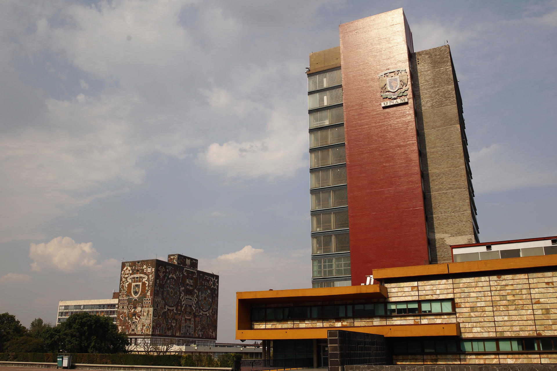 Fotografía de archivo fechada que muestra la Biblioteca Central y Torre de Rectoría de la Universidad Nacional Autónoma de México (UNAM), en la Ciudad de México (México). EFE/José Méndez