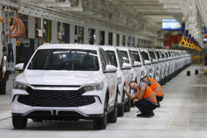 Personas limpian vehículos durante la inauguración de la fábrica de la empresa china Build Your Dreams (BYD), que será la base de la futura expansión en el mercado de vehículos eléctricos de América Latina este jueves, en Camaçari (Brasil). EFE/ Américo Roberto