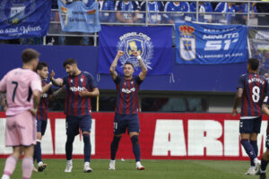 Fotografía de Javier Etxezarreta, en la que puede verse en una imagen de archivo del 2 de junio de 2024 al entonces futbolista del Eibar Sergio León (c). EFE