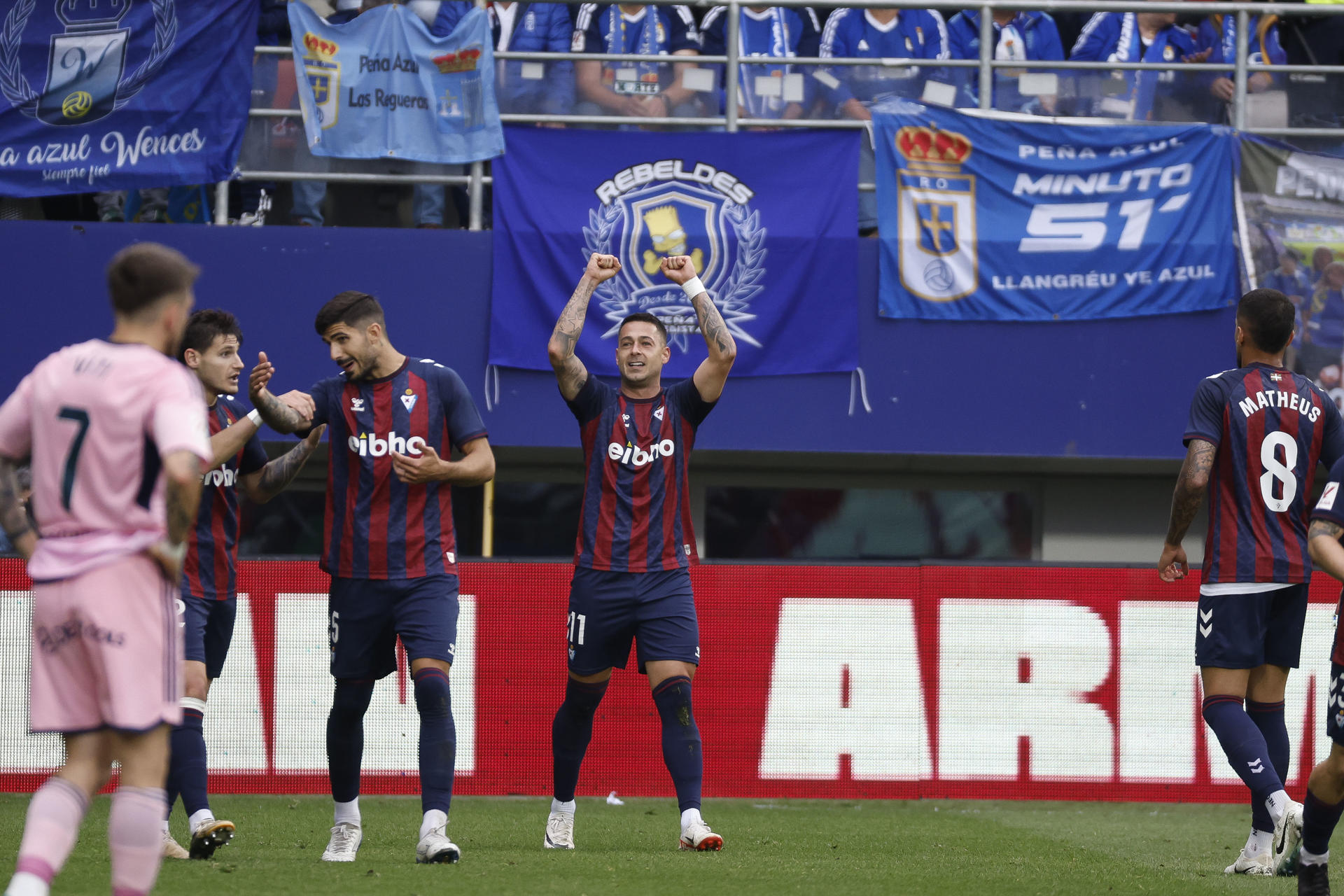 Fotografía de Javier Etxezarreta, en la que puede verse en una imagen de archivo del 2 de junio de 2024 al entonces futbolista del Eibar Sergio León (c). EFE