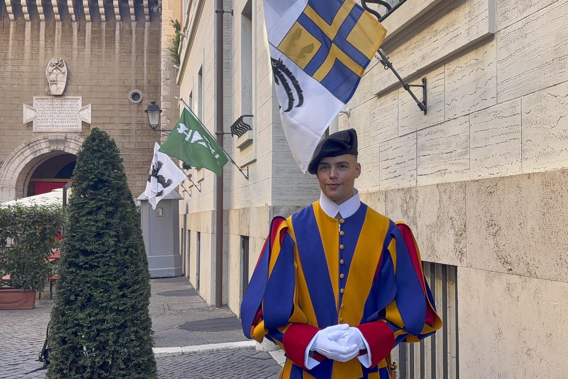 La Guardia Suiza, el cuerpo militar que protege a los pontífices desde hace siglos, recupera parte de su estética original dos días antes del juramento, con un nuevo uniforme de representación diseñado para ser "fiel a la línea del pasado" y asemejarse al que estuvo en uso hace quinientos años. EFE/ Carlos Expósito