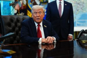 El presidente de Estados Unidos, Donald Trump, habla con los medios durante un evento en la Oficina Oval de la Casa Blanca, en Washington, DC, EE.UU., el 6 de octubre de 2025. EFE/Aaron Schwartz
