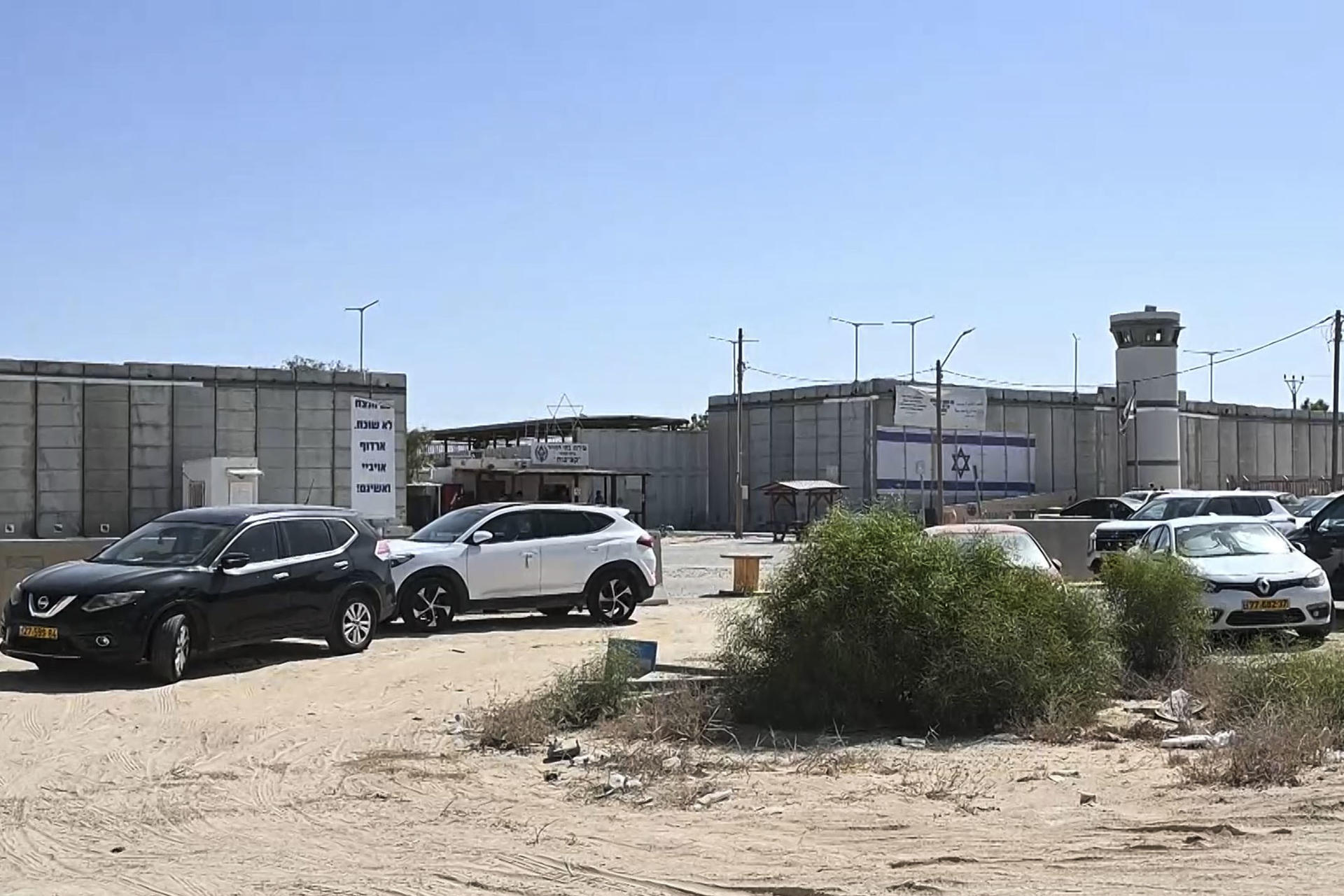Captura de video del exterior de la prisión de alta seguridad de Saharonim, en medio del desierto israelí del Neguev, pegada a la frontera de Egipto, que este viernes se ha convertido en un goteo de diplomáticos de al menos 16 países para visitar a sus ciudadanos detenidos cuando navegaban intentando llegar a Gaza. Soportando temperaturas de casi 40 grados recién al arranque del otoño, Saharonim está en medio de un paisaje árido, salpicado de algún arbusto y situada a 70 kilómetros de la ciudad más cercana, Beerseba. EFE/Magda Gibelli
