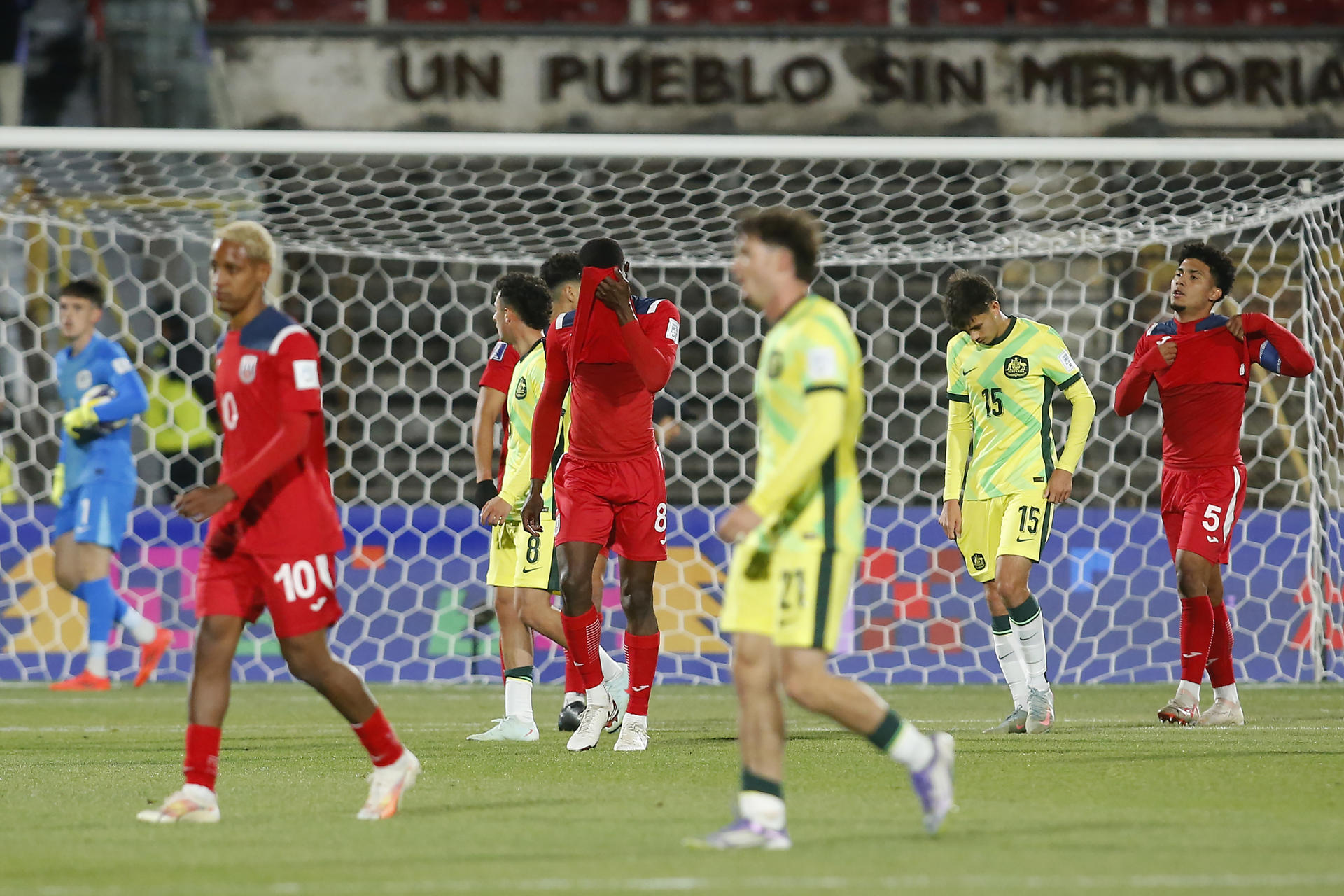 Jugadores de Cuba reaccionan en un partido del grupo D de la Copa Mundial Sub-20. EFE/ Esteban Garay
