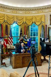 Fotografía publicada en la cuenta oficial en la red social X de la portavoz de la Casa Blanca, Karoline Leavitt (@PressSec), donde aparece el presidente de los Estados Unidos, Donald Trump, grabando un mensaje frente a las cámaras en el Despacho Oval de la Casa Blanca en Washington (EE.UU.). EFE/@PressSec /