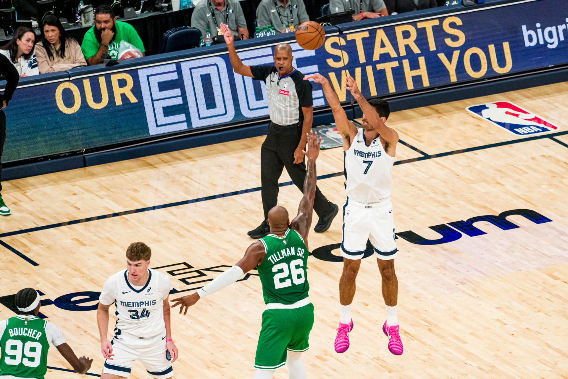 Santi Aldama (d) lanza a canasta ante la oposición de Xavier Tillman, de Celtics, en el partido disputado en el FedExForum, en Memphis (Estados Unidos). EFE/ Matthew A. Smith