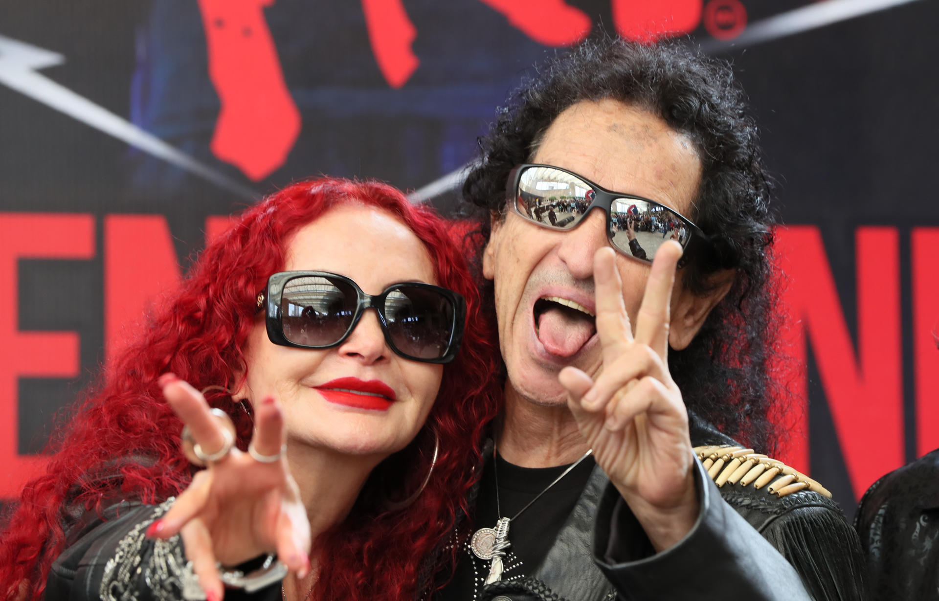 Alex (d) y Chela Lora, integrantes de la banda mexicana "El Tri", posan durante una rueda de prensa este viernes en Ciudad de México (México). EFE/Mario Guzmán
