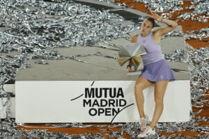 La tenista bielorrusa Aryna Sabalenka posa con el trofeo tras vencer a la estadounidense Coco Gauff en la final individual femenina del Mutua Madrid Open de 2005. EFE/Sergio Pérez