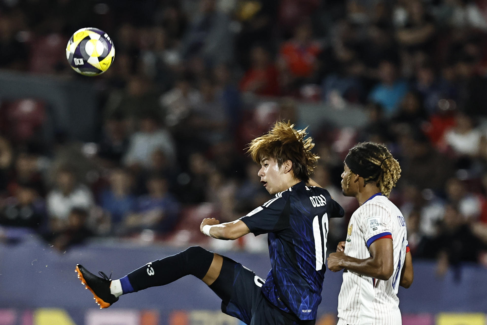 Yuto Ozeki (i) de Japón disputa el balón con Ilane Touré de Francia en un partido de octavos de final de la Copa Mundial Sub-20. EFE/Osvaldo Villarroel
