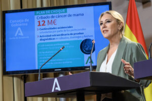 GRAFAND1034. SEVILLA, 08/10/2025.- La portavoz del Ejecutivo andaluz, Carolina España, ha anunciado que la Junta contratará a 119 nuevos profesionales en las unidades de mama de los hospitales andaluces para el cribado del cáncer, de los que 65 serán facultativos especialistas en radiodiagnóstico, 20 enfermeras, 18 técnicos especialistas en radiodiagnósticos y 16 técnicos de cuidados auxiliares de enfermería, para lo que se destinarán casi 12 millones de euros, durante la rueda de prensa posterior a la reunión del Consejo de Gobierno este miércoles en el Palacio de San Telmo en Sevilla. EFE/ Raúl Caro.