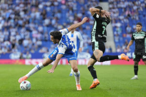 El centrocampista del Espanyol Eduardo Expósito, y el centrocampista del Betis Antony Matheus durante el partido de la jornada 8 de LaLiga EA Sports en el RCDE Stadium en Barcelona.-EFE/ Enric Fontcuberta
