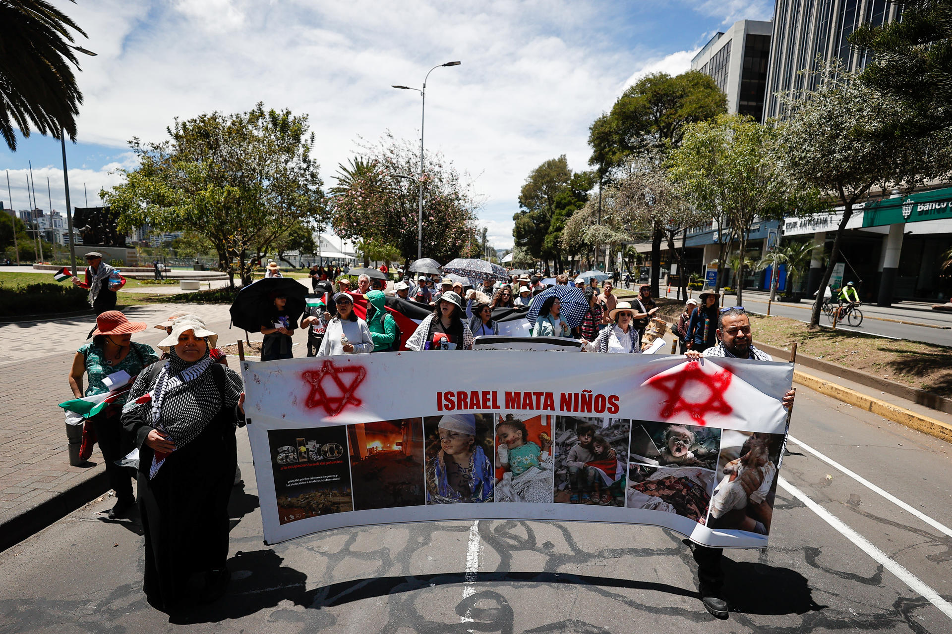 Personas participan durante la segunda peregrinación por la paz en Palestina este domingo, en Quito (Ecuador). EFE/José Jácome
