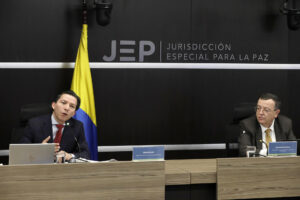 El presidente de la Sala de Reconocimiento de la Jurisdicción Especial para la Paz (JEP), Oscar Parra (i) y el presidente de la Jurisdicción Especial para la Paz (JEP), Alejandro Ramelli, asisten a una rueda de prensa este jueves, en Bogotá (Colombia). EFE/ Carlos Ortega