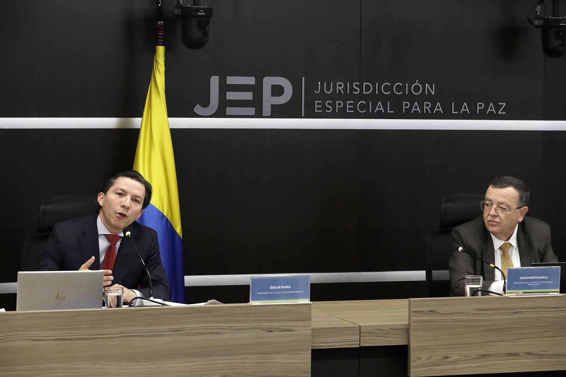 El presidente de la Sala de Reconocimiento de la Jurisdicción Especial para la Paz (JEP), Oscar Parra (i) y el presidente de la Jurisdicción Especial para la Paz (JEP), Alejandro Ramelli, asisten a una rueda de prensa este jueves, en Bogotá (Colombia). EFE/ Carlos Ortega