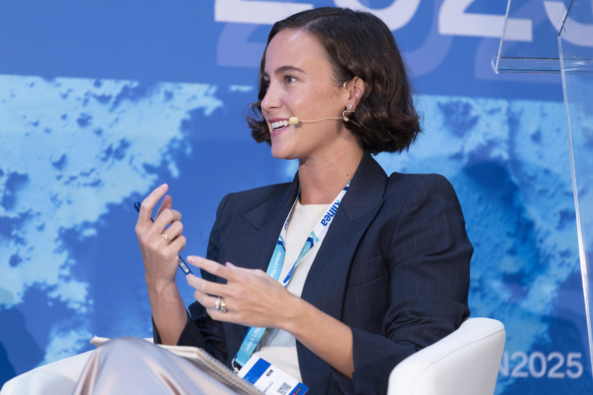 La partnership manager de Iberia OWKIN, Lucia Millán, durante la mesa redonda "Implementing AI in healthcare – What’s holding us back?" en el encuentro internacional Biospain 2025, que reúne esta semana en Barcelona a empresas biotecnológicas, farmacéuticas y de tecnologías médicas. EFE/Marta Pérez

