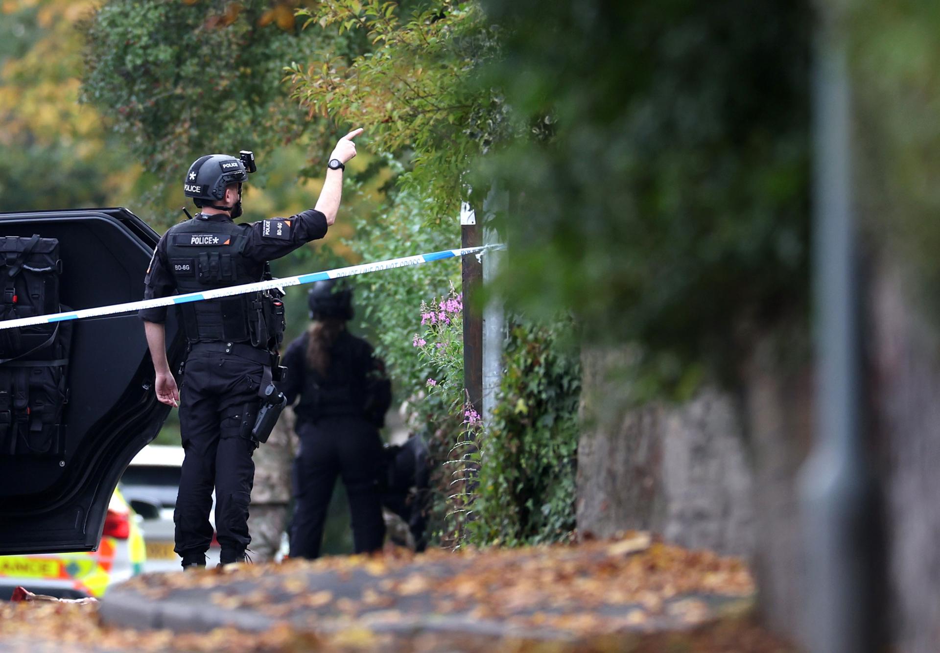 La Policía trabaja en una zona acordonada en Manchester, Reino Unido. EFE/ADAM VAUGHAN
