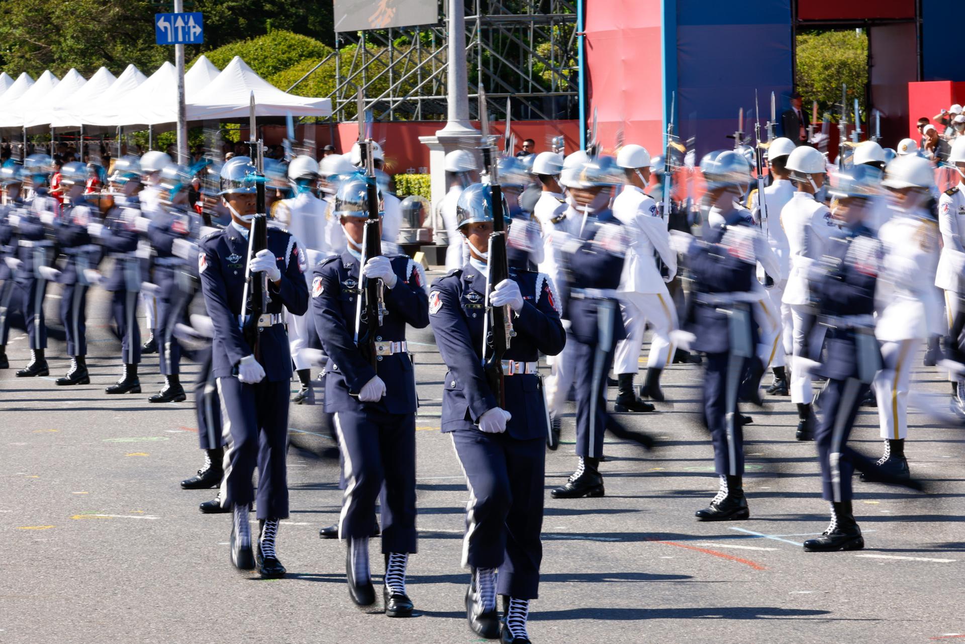 Miembros de la guardia de honor taiwanesa participan en un desfile durante las celebraciones del Día Nacional de Taiwán frente al Palacio Presidencial en Taipéi, Taiwán, el 10 de octubre de 2025. EFE/EPA/RITCHIE B. TONGO