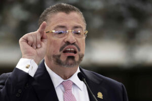 El presidente de Costa Rica, Rodrigo Chaves, habla durante una rueda de prensa este miércoles, en San José (Costa Rica). EFE/ Jeffrey Arguedas