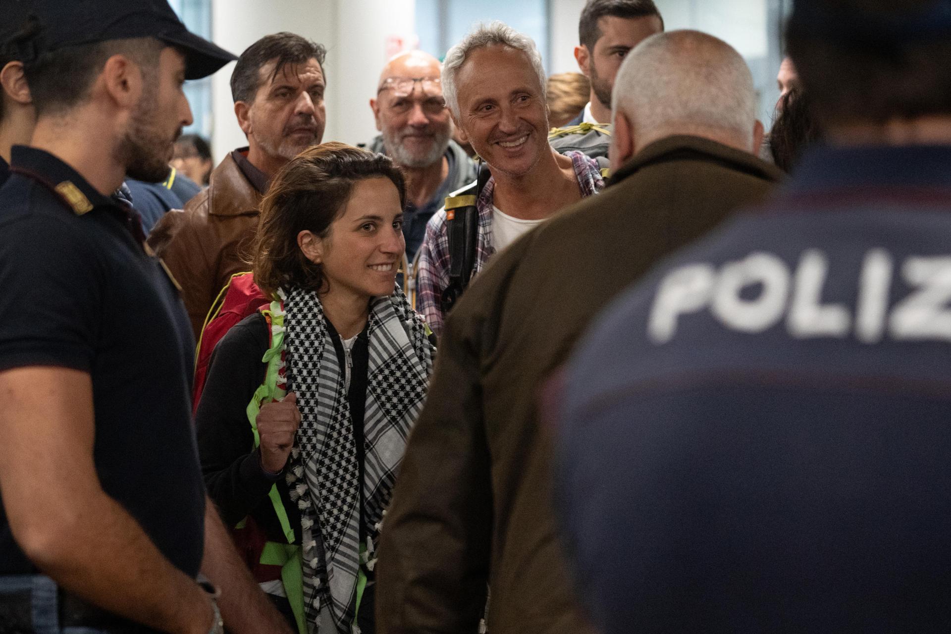 La MEP Benedetta Scuderi (L) y el senador Marco Croatti (R) son recibidos a su llegada al aeropuerto de Fiumicino, junto con otros parlamentarios italianos que formaban parte de la Flotilla Global Sumud (GSF) y fueron liberados por las autoridades israelíes después de que interceptaran los buques de la GSF con destino a Gaza, en Fiumicino (Roma), Italia, 03 de octubre de 2025. La GSF es una iniciativa marítima internacional con representantes de más de 40 países que comenzó a navegar en agosto de 2025 con destino a la Franja de Gaza, con el objetivo de romper el bloqueo israelí y entregar ayuda humanitaria a Gaza. (Italia, Roma) EFE/EPA/TELENEWS
