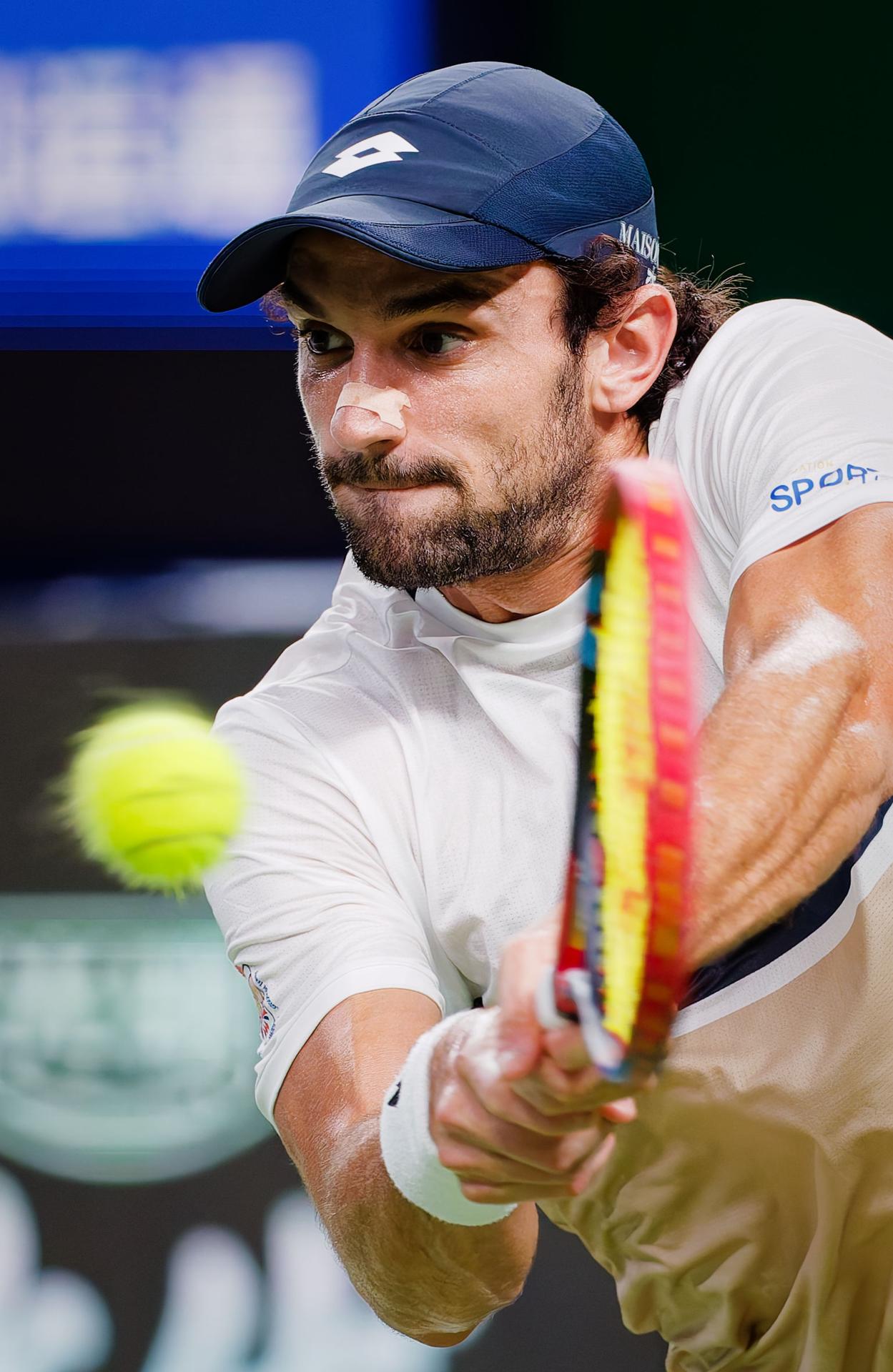 El monegasco Valentin Vacherot, 204 del ránking ATP en su partido ante el nerrlandés Tallon Griekspoor en Shanghai. EFE/EPA/ALEX PLAVEVSKI