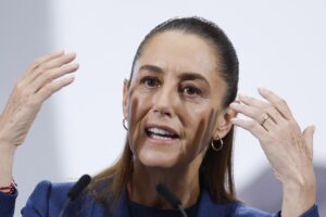 La presidenta de México, Claudia Sheinbaum, habla durante una rueda de prensa este miércoles, en el Palacio Nacional de la Ciudad de México (México). EFE/Sáshenka Gutiérrez