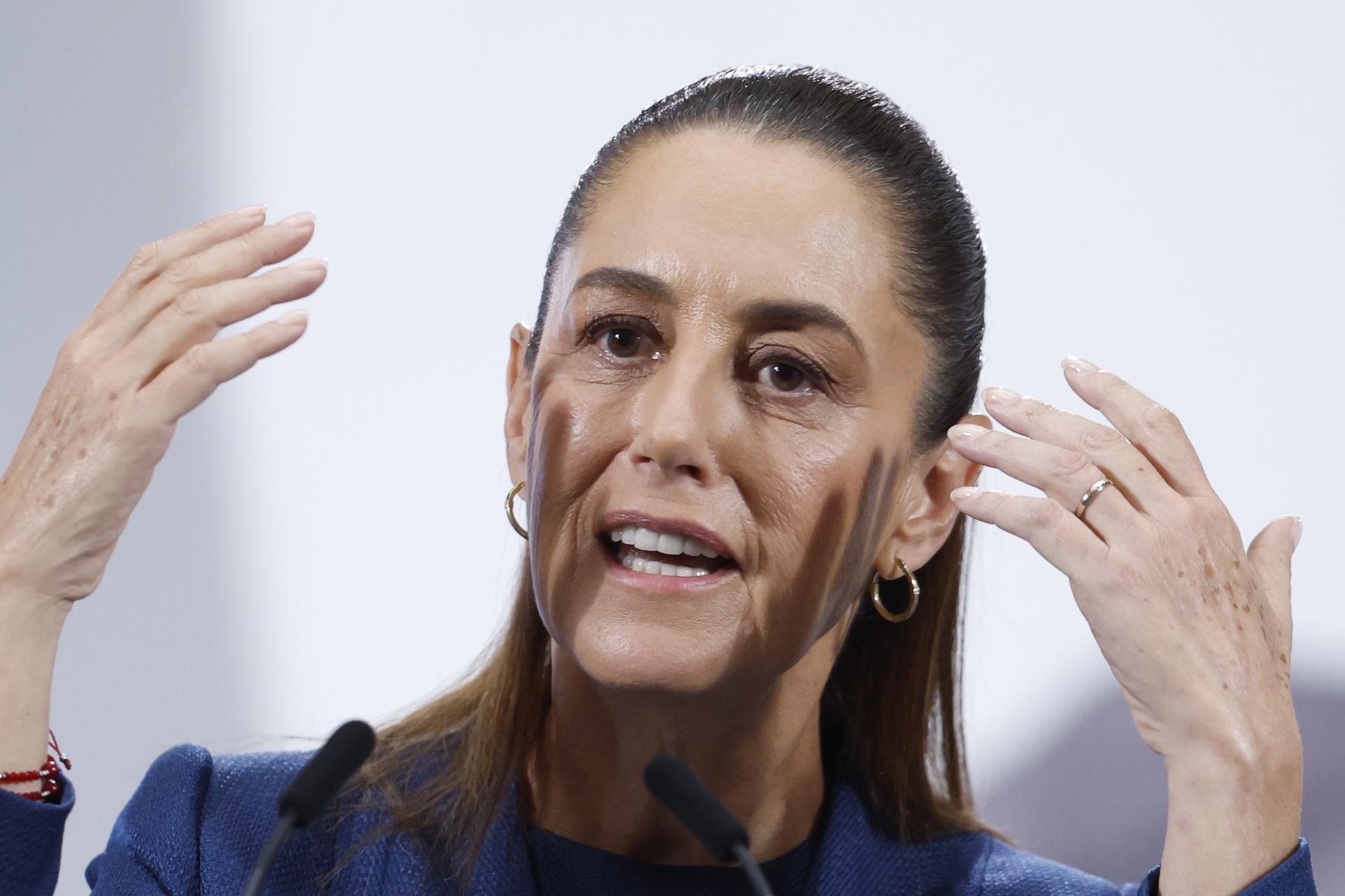 La presidenta de México, Claudia Sheinbaum, habla durante una rueda de prensa este miércoles, en el Palacio Nacional de la Ciudad de México (México). EFE/Sáshenka Gutiérrez