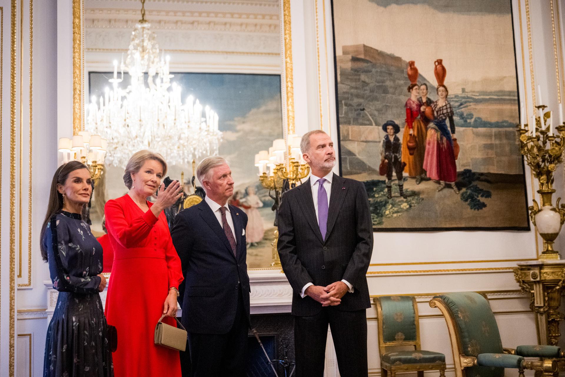 El rey Felipe (2R) y la reina Matilde (2L) de Bélgica se encuentran con el rey Felipe VI (R) y la reina Letizia (L) en el Palacio Real antes de la apertura de la exposición Europalia España en Bruselas, Bélgica, 07 de octubre de 2025. El festival Europalia España se llevará a cabo del 08 de octubre de 2025 al 01 de febrero de 2026. (Bélgica, España, Bruselas) EFE/EPA/JASPER JACOBS / POOL
