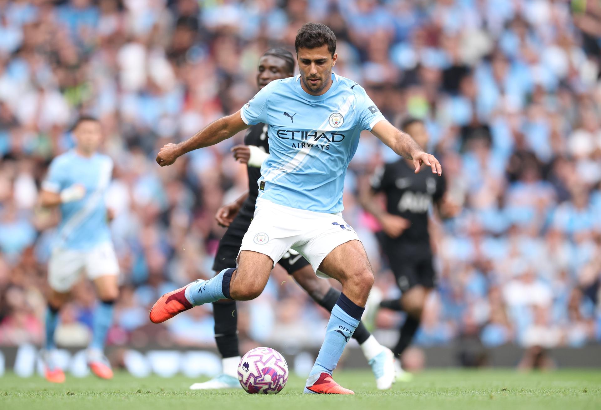 Fotografía de archivo del futbolista español Rodri en un partido de esta temporada con su equipo, el Manchester City. EFE/EPA/ADAM VAUGHAN