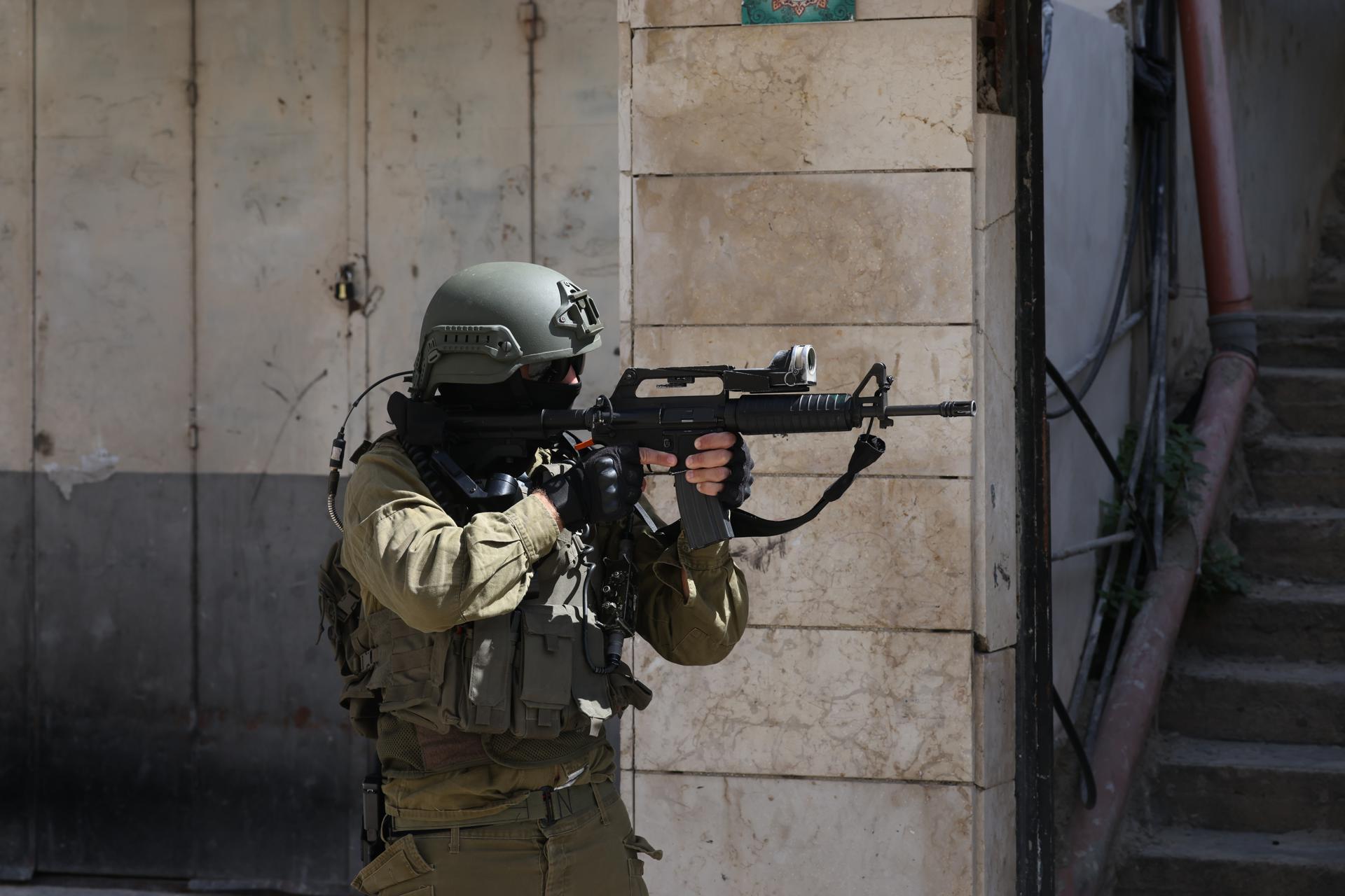 Soldados israelíes toman posiciones durante un asalto militar en la ciudad de Nablus, en la Ribera Occidental, el 05 de octubre de 2025. EFE/EPA/ALAA BADARNEH

