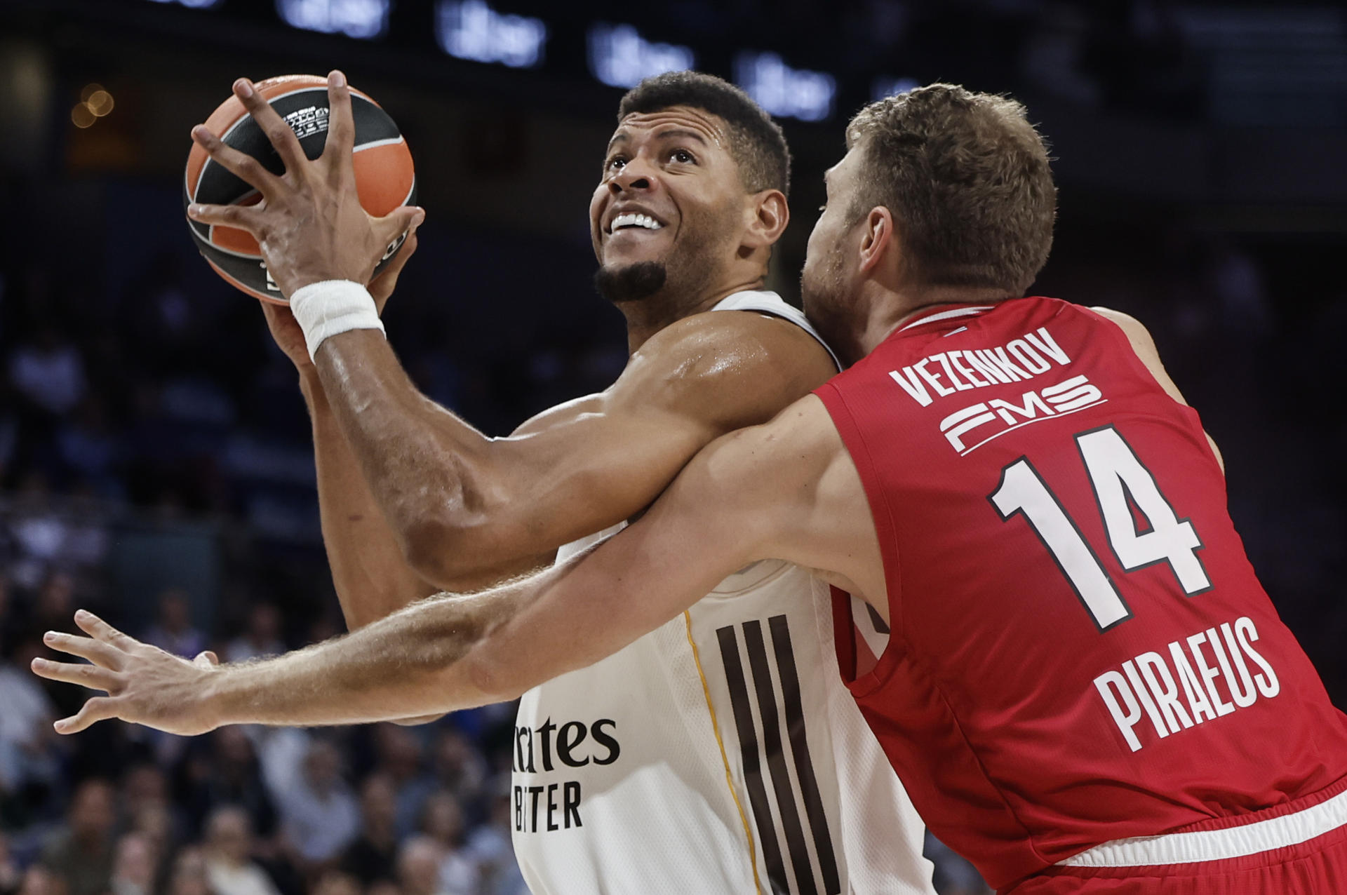 El pívot del Real Madrid Edy Tavares (i) lucha con el búlgaro Sasha Vezenkov, de Olympiacos, durante el partido de EuroLiga que Real Madrid y Olympiacos. EFE/Sergio Pérez
