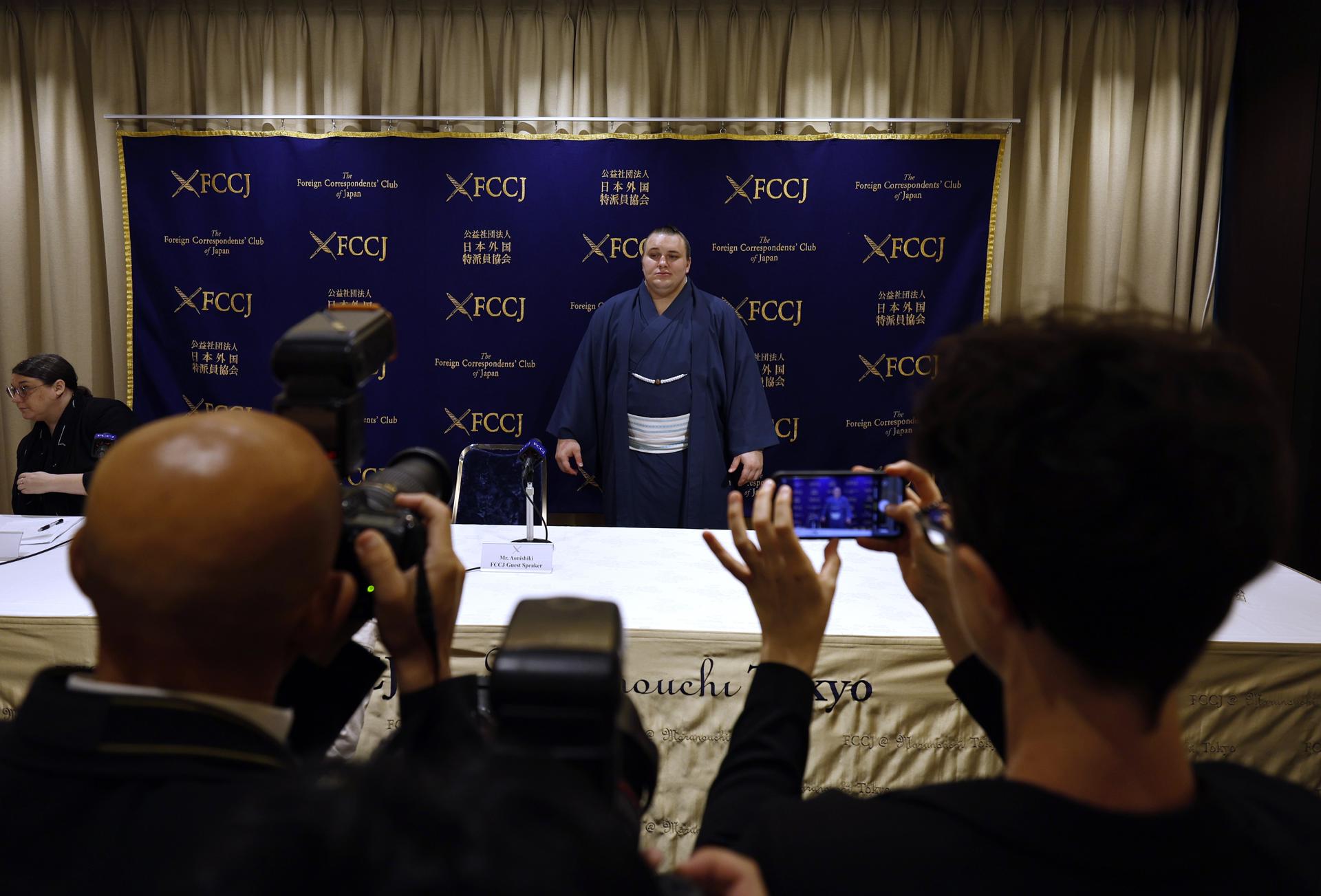El luchador de sumo ucraniano Aonishiki posa para fotografías antes de una conferencia de prensa en el Club de Corresponsales Extranjeros de Japón en Tokio, EFE/EPA/FRANCK ROBICHON