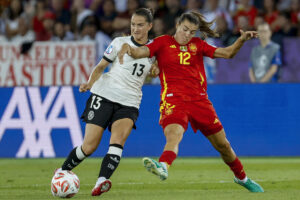 Sara Däbritz (i) pelea un balón con la centrocampista de España Patri Guijarro durante el partido de semifinales de la Eurocopa 2025 que Alemania y España disputaron el pasado 25 de julio en el estadio Letzigrund de Zúrich, en Suiza. EFE/Ana Escobar