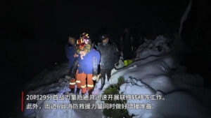 Al menos 350 personas que realizaban una ruta de senderismo en el Tíbet han sido evacuadas "sanas y salvas" después de que una tormenta de nieve azotara los alrededores del monte Everest, informaron este lunes medios estatales chinos. EFE/ Departamento de Bomberos del Tíbet  SOLO USO EDITORIAL/SOLO DISPONIBLE PARA ILUSTRAR LA NOTICIA QUE ACOMPAÑA (CRÉDITO OBLIGATORIO)