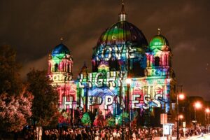La Catedral de Berlín está iluminada durante el Festival de la Luz en Berlín, Alemania, 08 de octubre de 2025. Los edificios y monumentos en la capital alemana se proyectarán con instalaciones de luz y proyecciones en 3D durante el festival que se celebra bajo el lema 'Celebrando la Libertad'. Las instalaciones de luz y el arte en video se mostrarán en alrededor de 50 ubicaciones en Berlín del 08 al 15 de octubre de 2025. (Alemania) EFE/EPA/FILIP SINGER