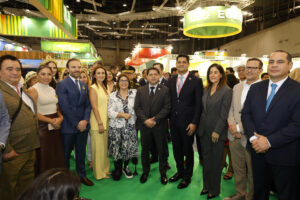 Fotografía cedida por la Asociación de Exportadores de Banano del Ecuador que muestra integrantes de la delegación ecuatoriana en la feria internacional de frutas Fruit Attraction inaugurando su pabellón encabezado por el gremio de exportadores de banano, con la presencia de la embajadora de Ecuador en España, Wilma Andrade (5-i); el ministro de Agricultura y Ganadería, Danilo Palacios (5-d); el presidente de la Asociación de Exportadores de Banano del Ecuador (AEBE), Jorge Encalada (4-d); y la vicepresidenta de AEBE, Marianela Ubilla (3-d) posando este martes, en Madrid (España). EFE/ Asociación de Exportadores de Banano del Ecuador
