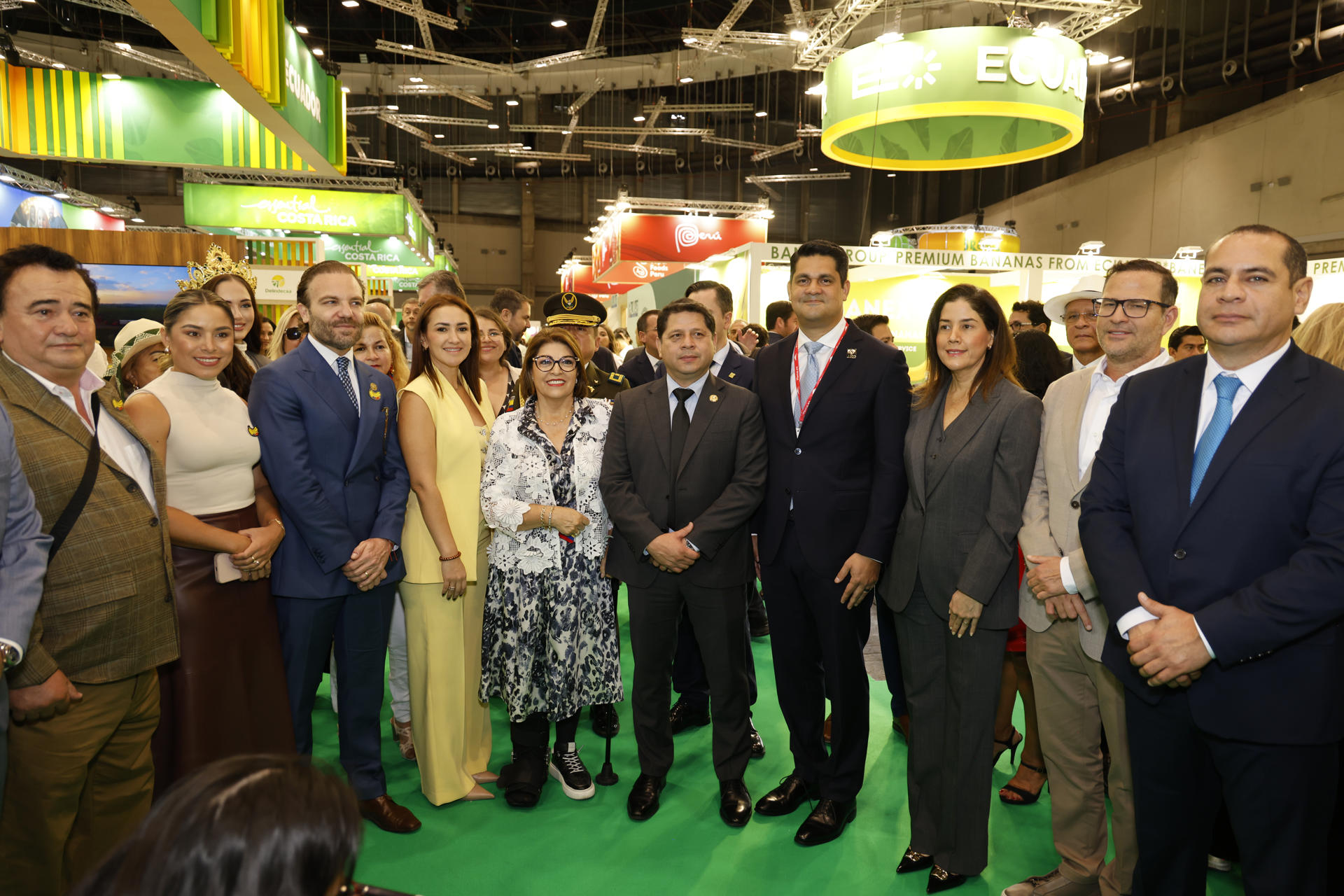 Fotografía cedida por la Asociación de Exportadores de Banano del Ecuador que muestra integrantes de la delegación ecuatoriana en la feria internacional de frutas Fruit Attraction inaugurando su pabellón encabezado por el gremio de exportadores de banano, con la presencia de la embajadora de Ecuador en España, Wilma Andrade (5-i); el ministro de Agricultura y Ganadería, Danilo Palacios (5-d); el presidente de la Asociación de Exportadores de Banano del Ecuador (AEBE), Jorge Encalada (4-d); y la vicepresidenta de AEBE, Marianela Ubilla (3-d) posando este martes, en Madrid (España). EFE/ Asociación de Exportadores de Banano del Ecuador